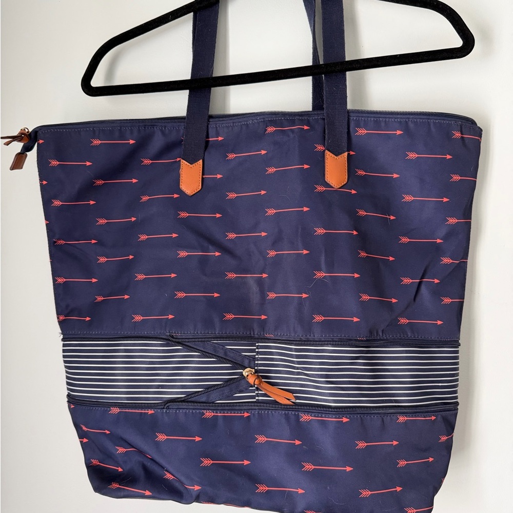 Stella & Dot Expandable Daytripper Bag, Navy with Red Arrows - Picture 2 of 7